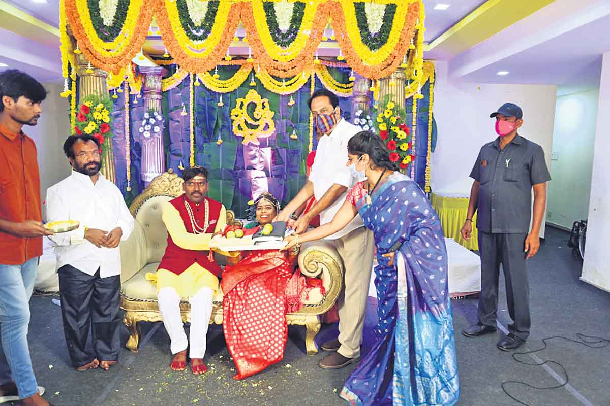 ఏకమైన మనసులు..