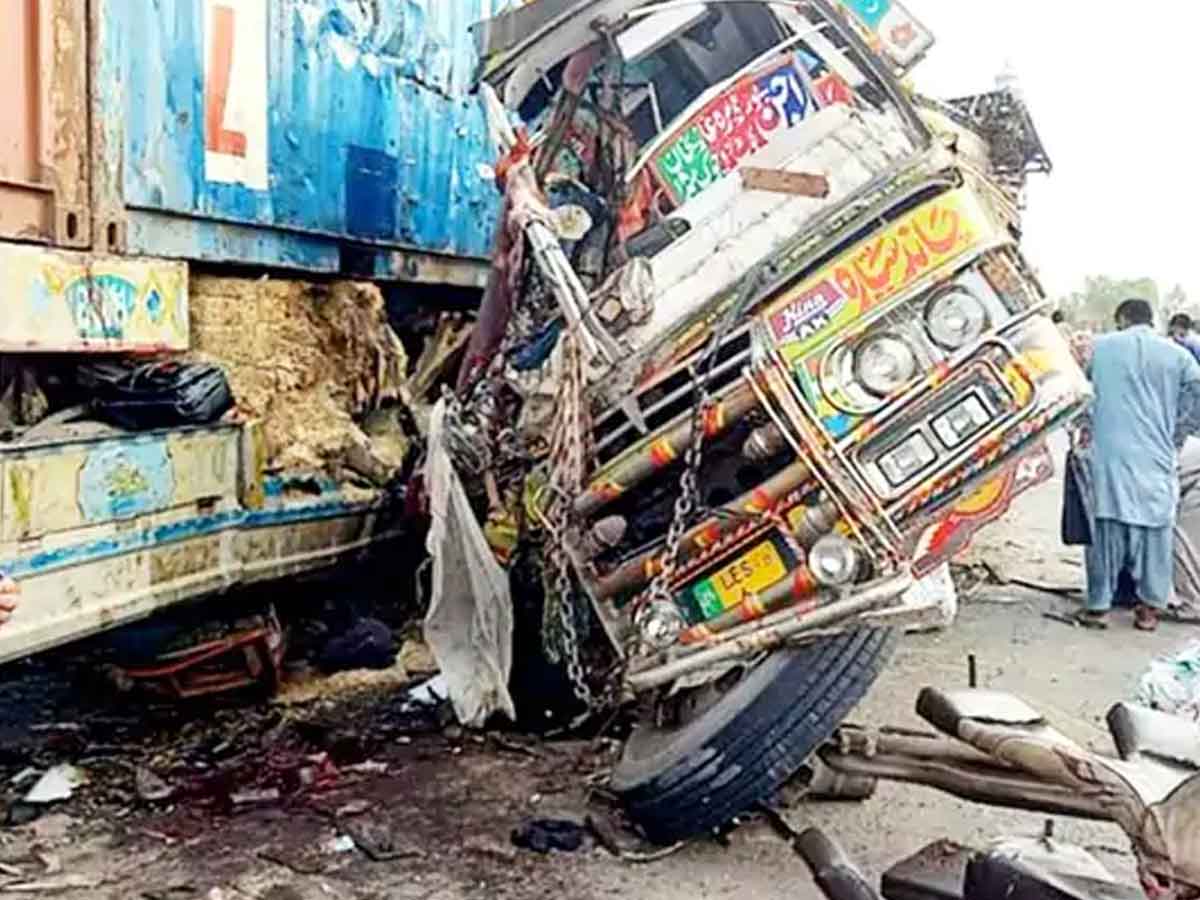 పాకిస్తాన్‌లో ఘోర రోడ్డు ప్రమాదం, 30 మంది మృతి