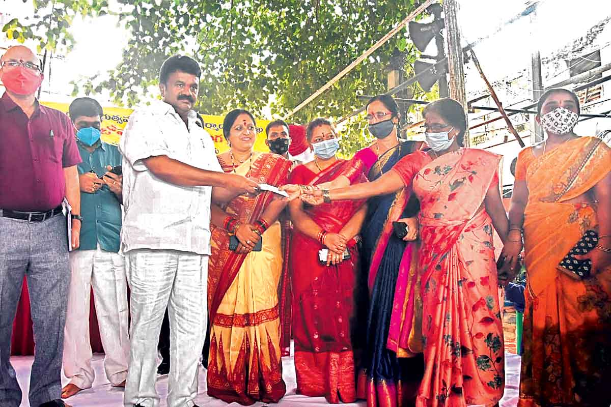 బోనాల చెక్కులు అందజేత