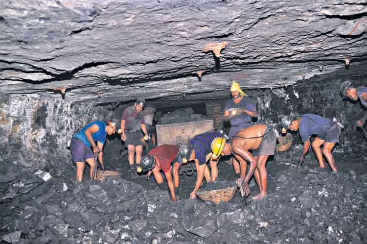 సింగరేణిలో పదవీ విరమణ వయస్సు 61 ఏండ్లకు పెంపు