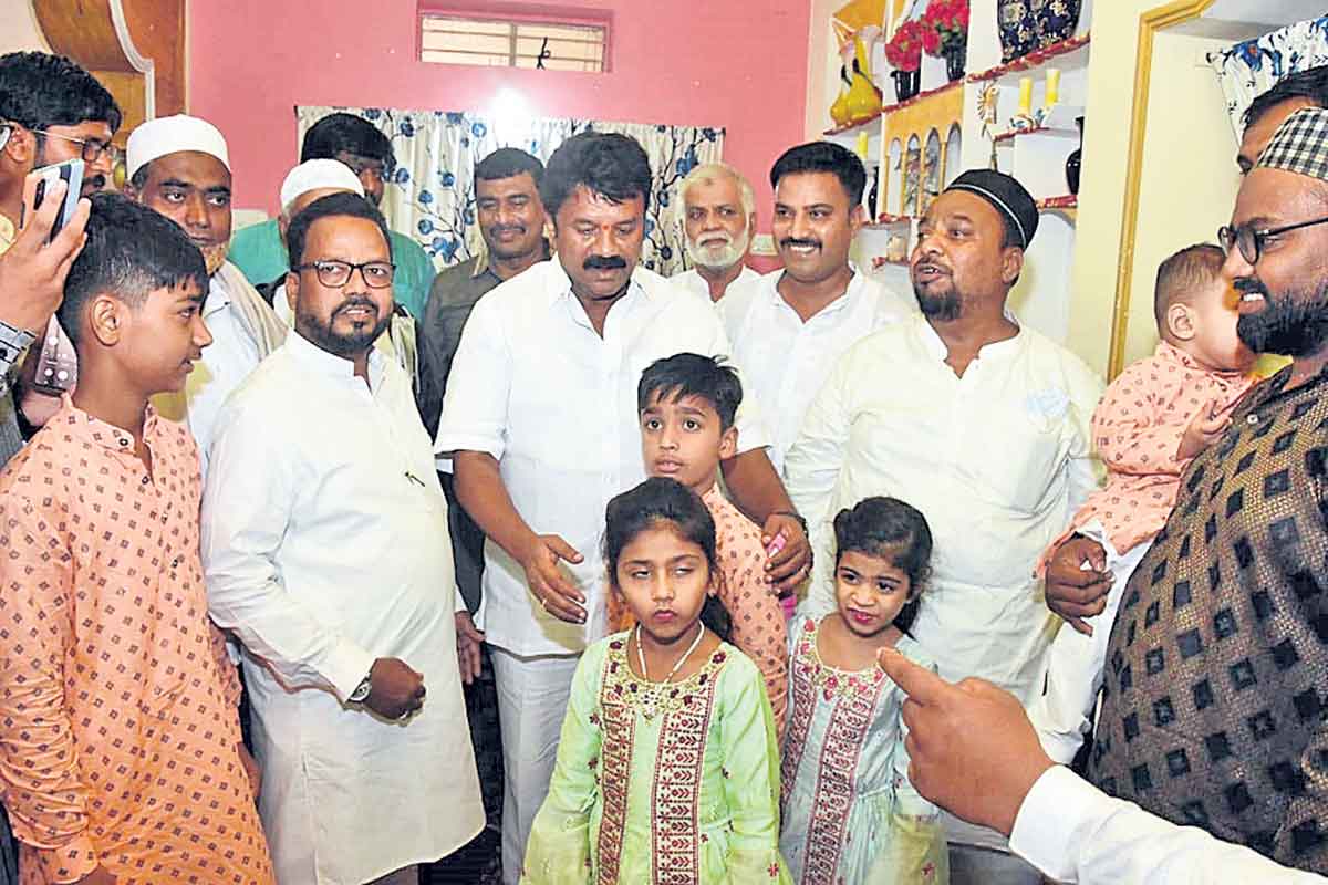 హకీంబాబా దర్గాలో ప్రార్థనలు..