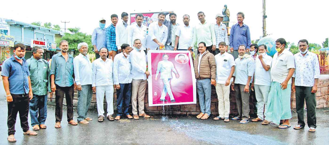 గొర్రెల పంపిణీపై సంబురం… సీఎం కేసీఆర్‌ చిత్రపటాలకు వాడవాడలా క్షీరాభిషేకం