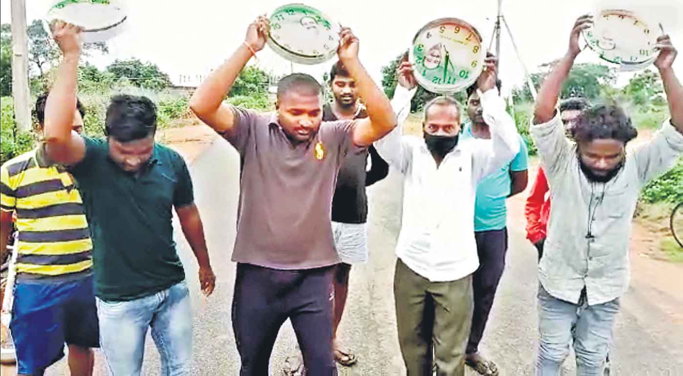 ఈటల వాచీలు తుక్కు తుక్కు