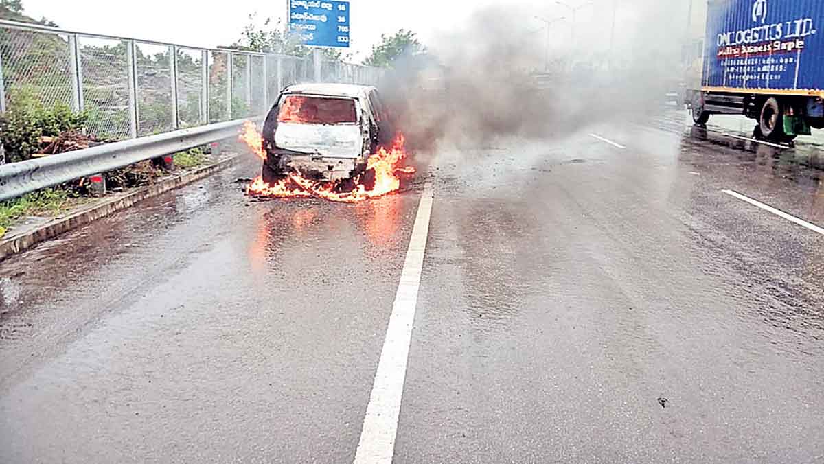 కారు దగ్ధం.. డ్రైవర్‌కు తీవ్రగాయాలు