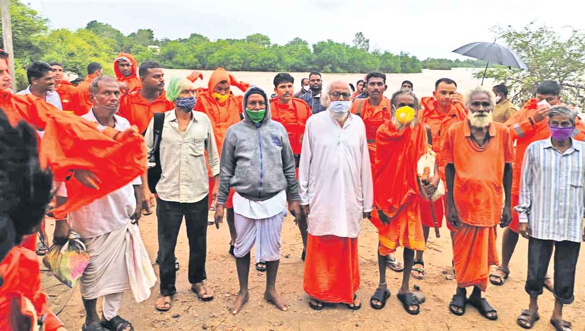 వరదలో చిక్కుకున్న వారిని రక్షించిన ఎన్డీఆర్‌ఎఫ్‌