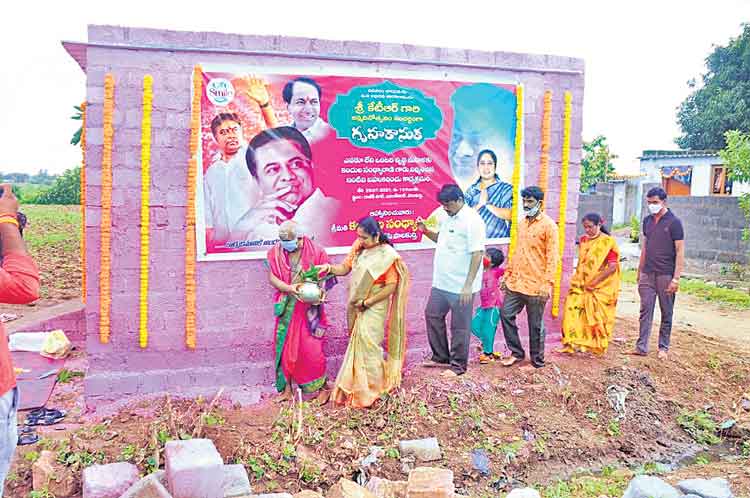 నిరుపేద వృద్ధురాలికి ఇల్లు విరాళం