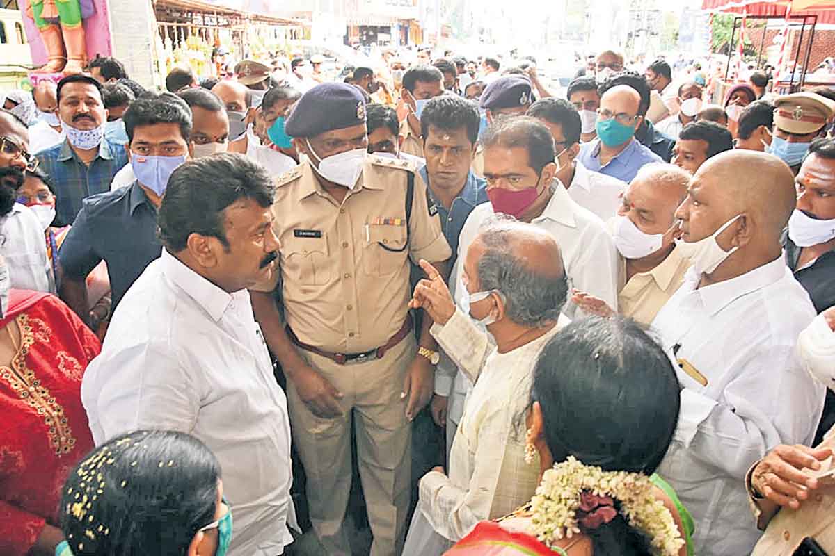 భక్తులకు సహాయ సహకారాలు అందించాలి