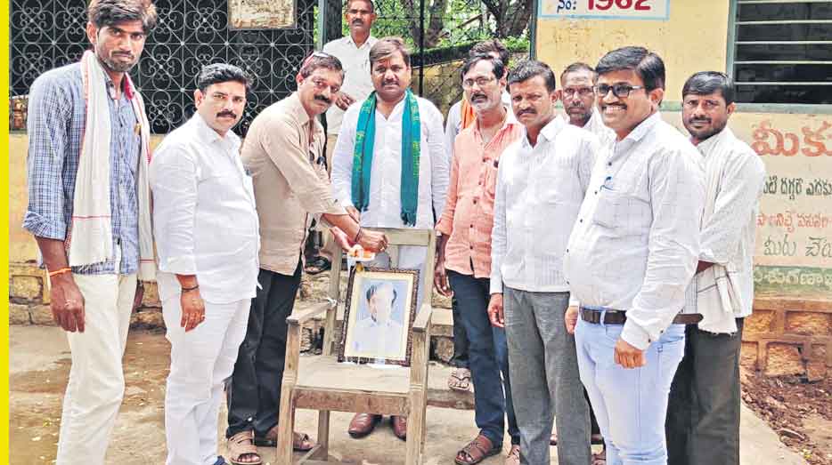 సీఎం కేసీఆర్‌ చిత్రపటానికి క్షీరాభిషేకం