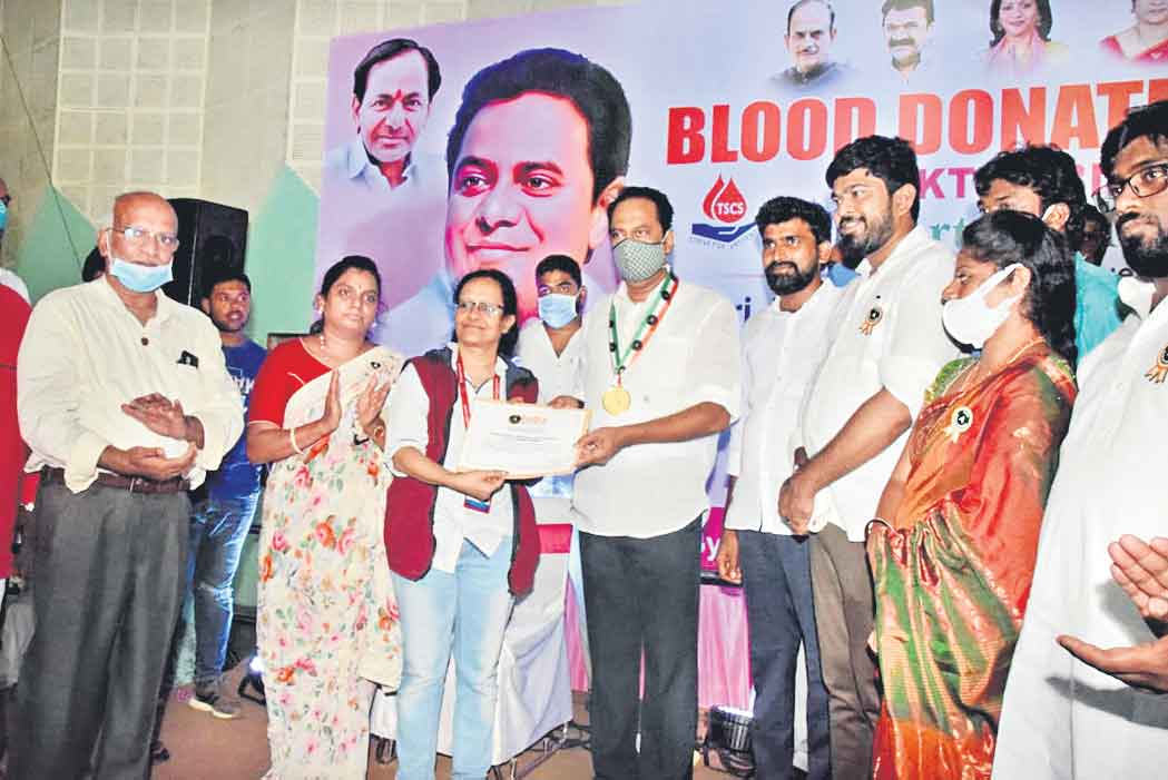 కేటీఆర్‌కు మాగంటి వినూత్న బహుమతి