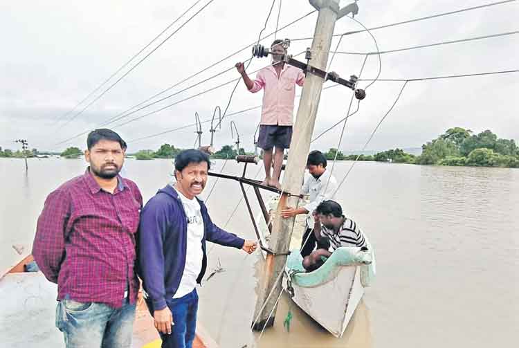 పడవెక్కి.. కరెంటు పనులు చేసి