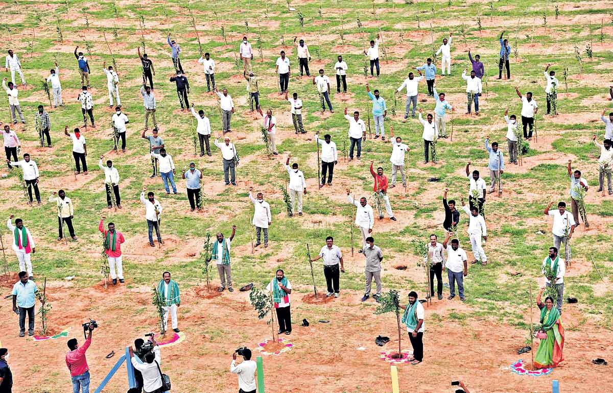 మొక్కవోని దీక్షతో..