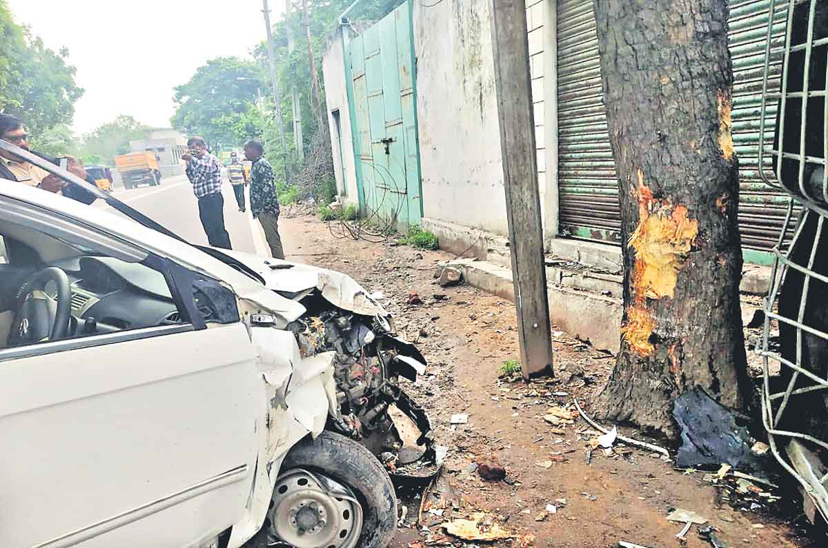 రోడ్డు ప్రమాదంలో ప్రభుత్వ ఉద్యోగి మృతి