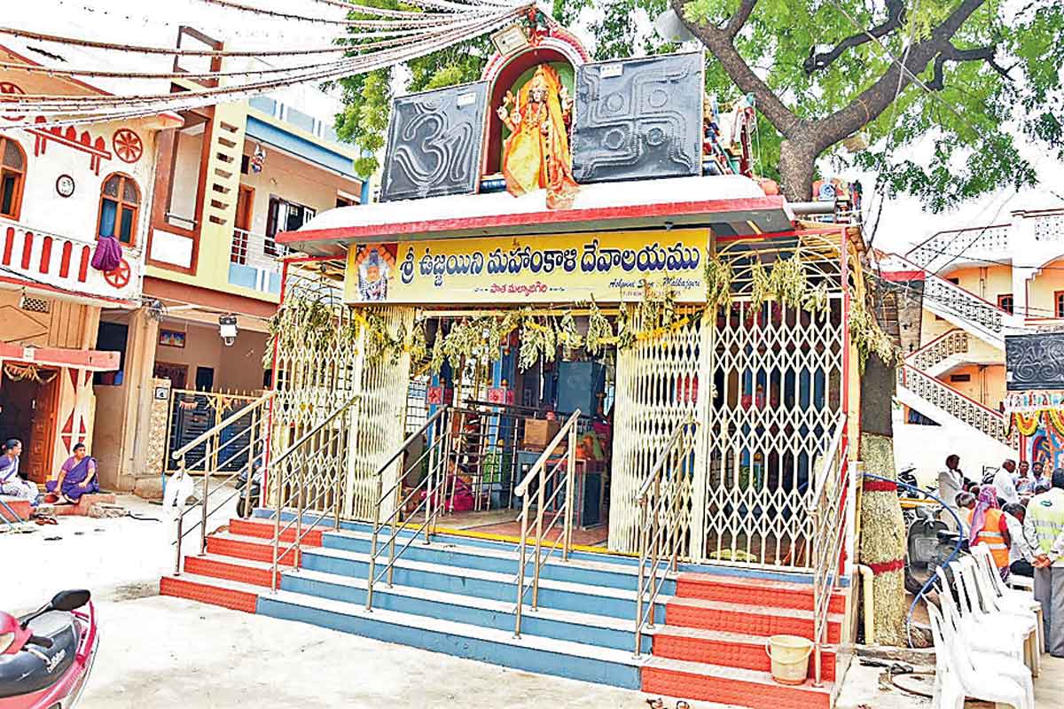 ముస్తాబవుతున్న ఆలయాలు