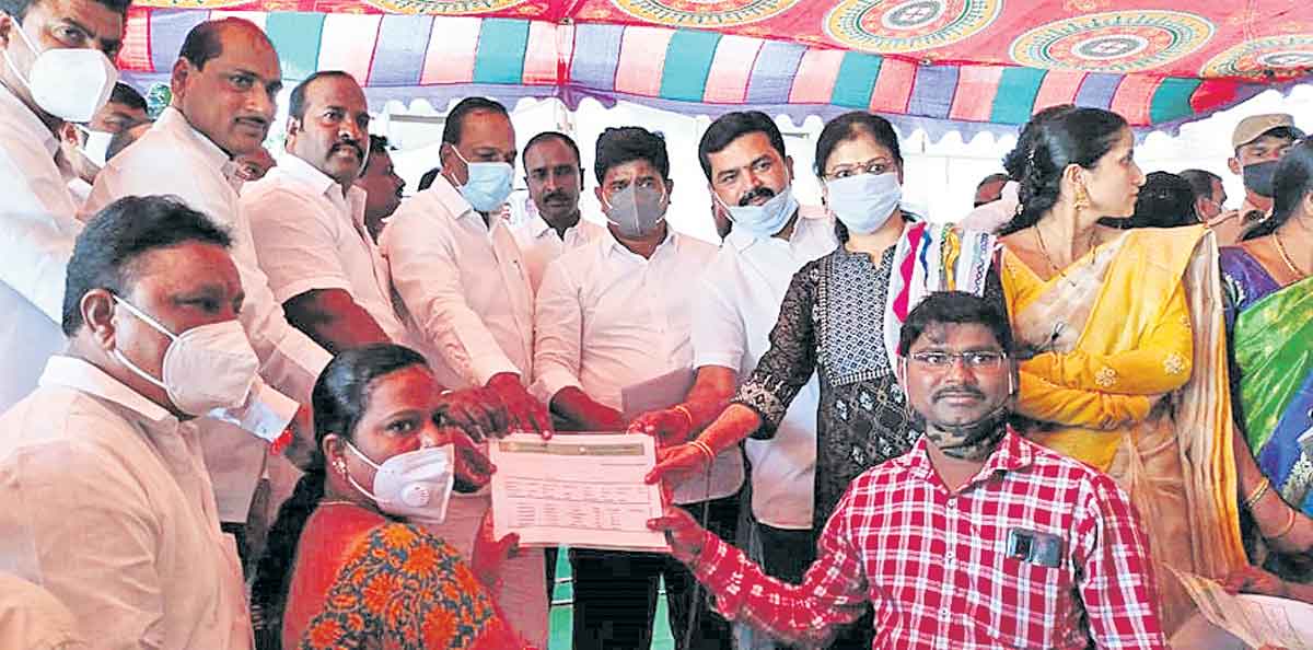 పేదల సంక్షేమానికి పెద్ద పీట