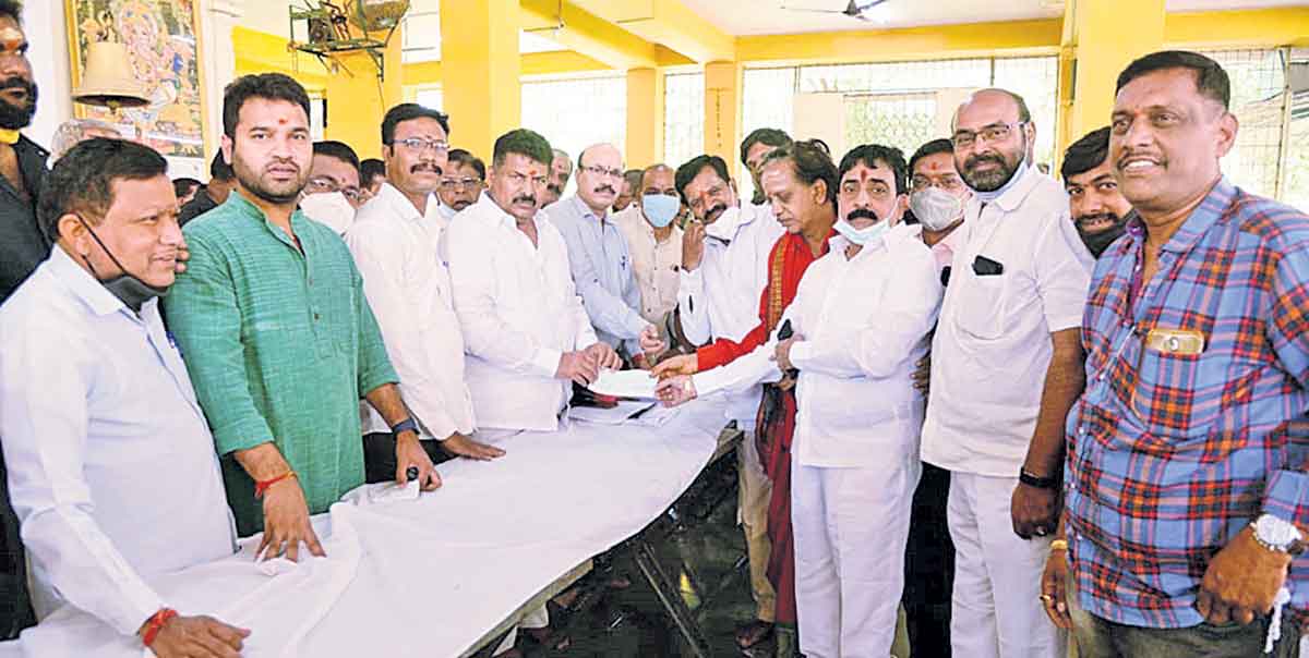 కుర్చీలు విసిరేసి.. రభస చేసి