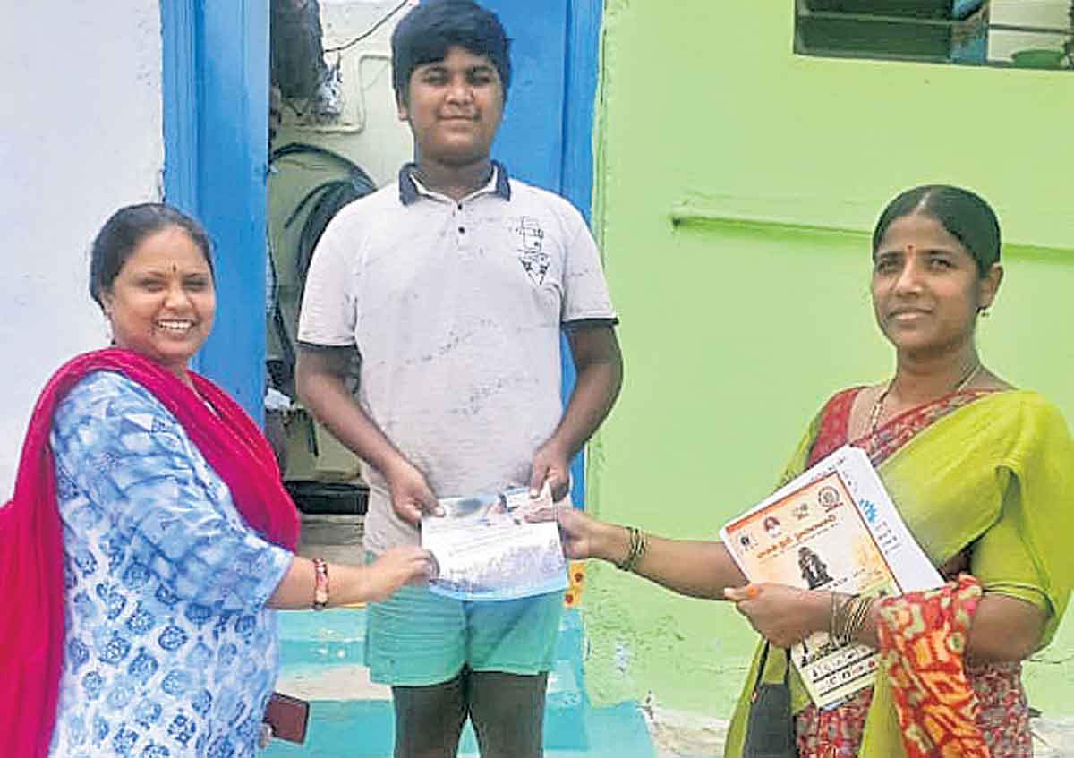 ఇంటివద్దే అడ్మిషన్లు.. అక్కడే పుస్తకాలు