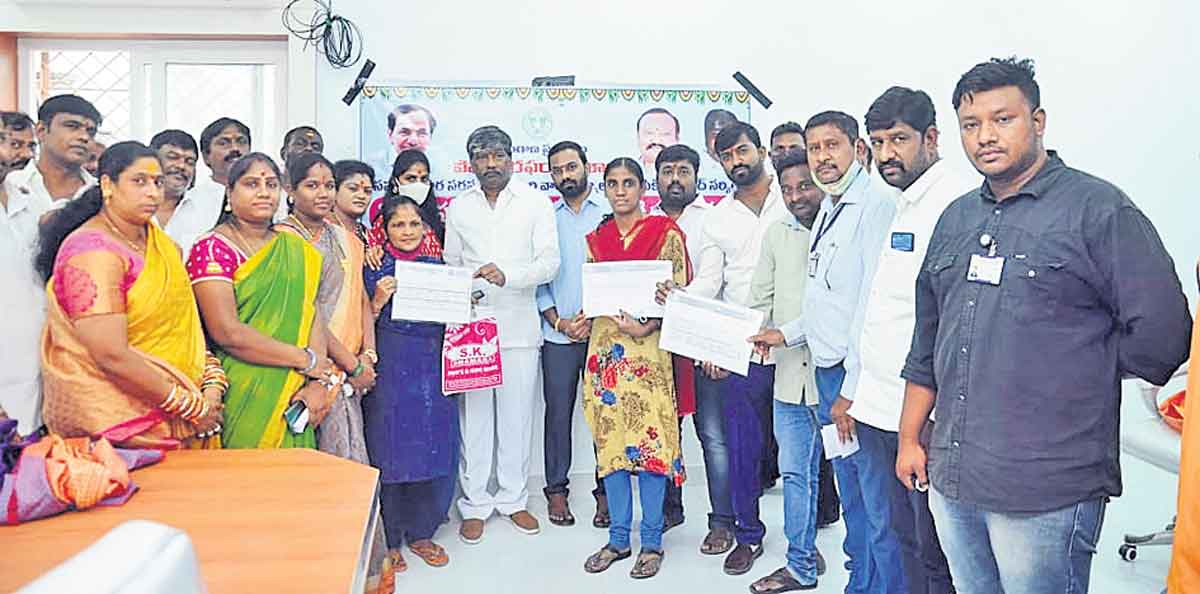 అర్హులైన పేదలందరికీ తెల్లరేషన్‌ కార్డులు