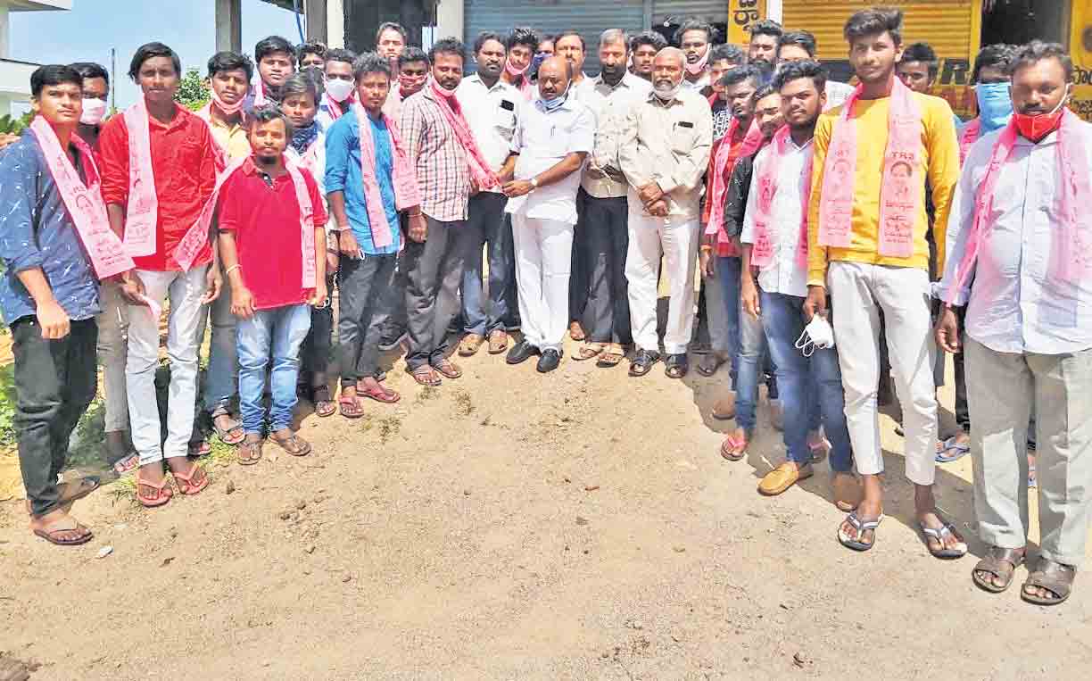 బీజేపీకి ఈటల అనుచరులు గుడ్‌బై