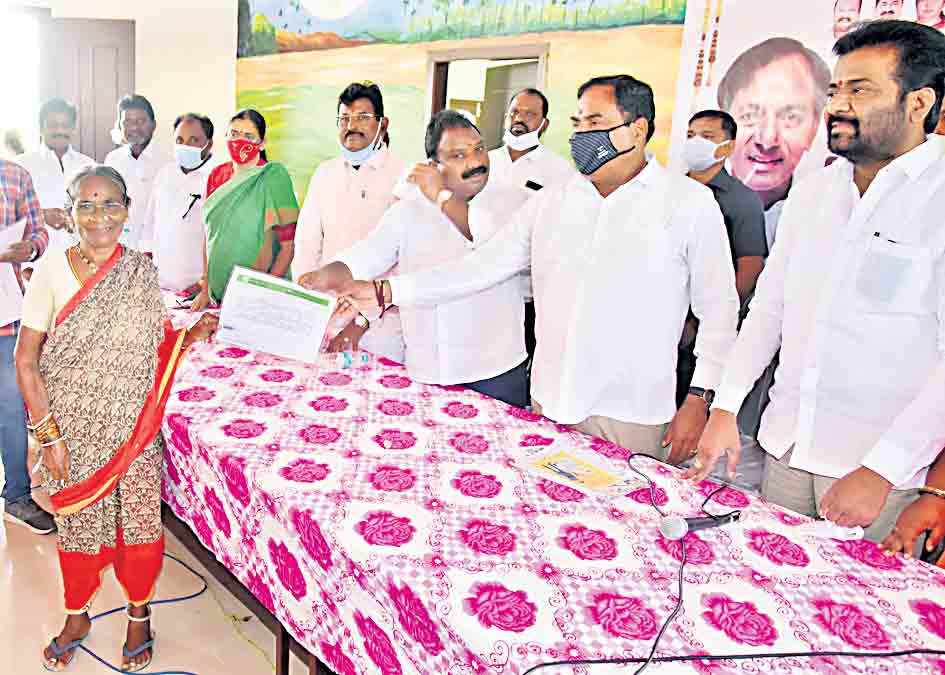 కొనసాగుతున్న రేషన్‌ కార్డుల పంపిణీ