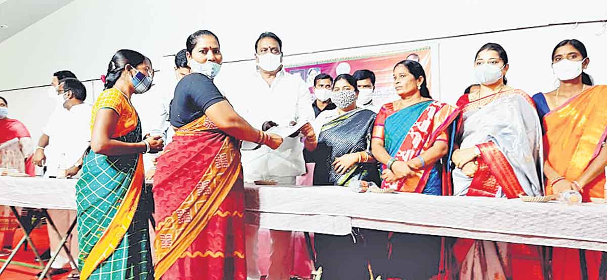 పండుగలా రేషన్‌ కార్డుల పంపిణీ