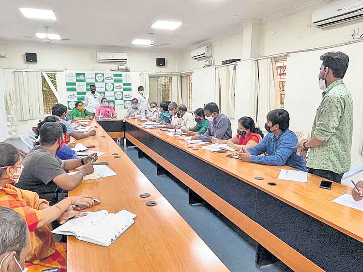 ఉదయం ఆరు గంటలకే విధుల్లో ఉండాలి: జడ్సీ మమత