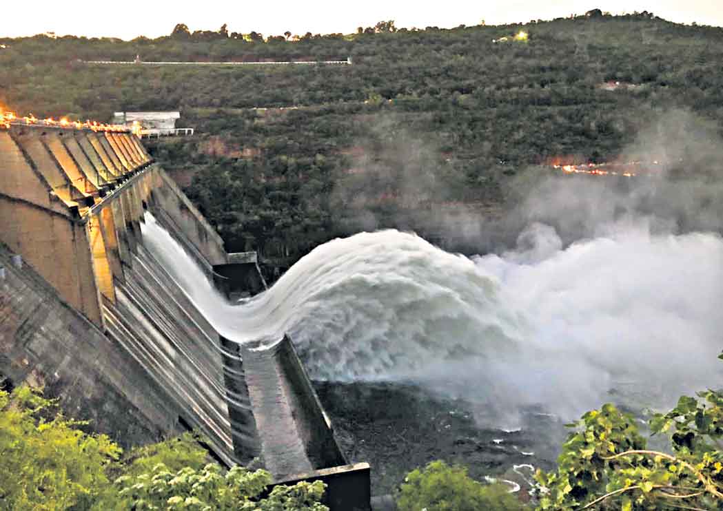 శ్రీశైలం గేట్లు ఎత్తివేత