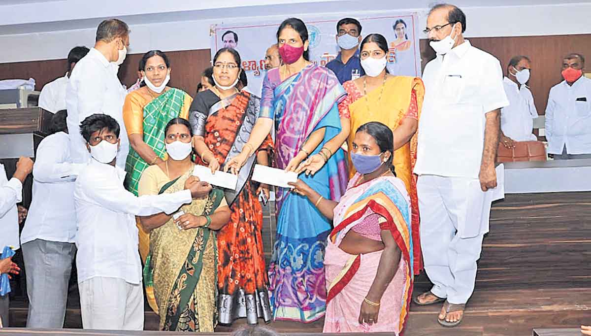 పేదలకు అండగా ప్రభుత్వ పథకాలు