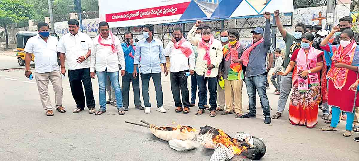 దళిత వ్యతిరేకి అంటూ నినాదాలు