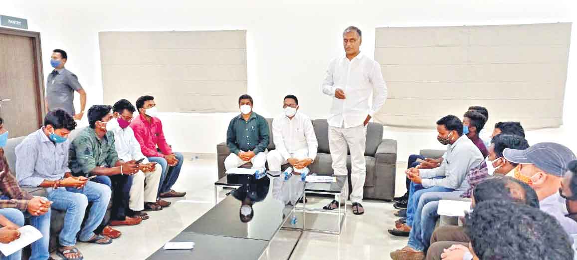 పథకాలను గడపగడపకూ చేర్చాలి