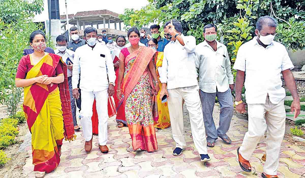 హరితహారంలో నిర్లక్ష్యం వహిస్తే చర్యలు