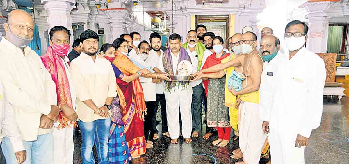 ‘దేవాలయాల అభివృద్ధికి భక్తులు ముందుకు రావాలి’