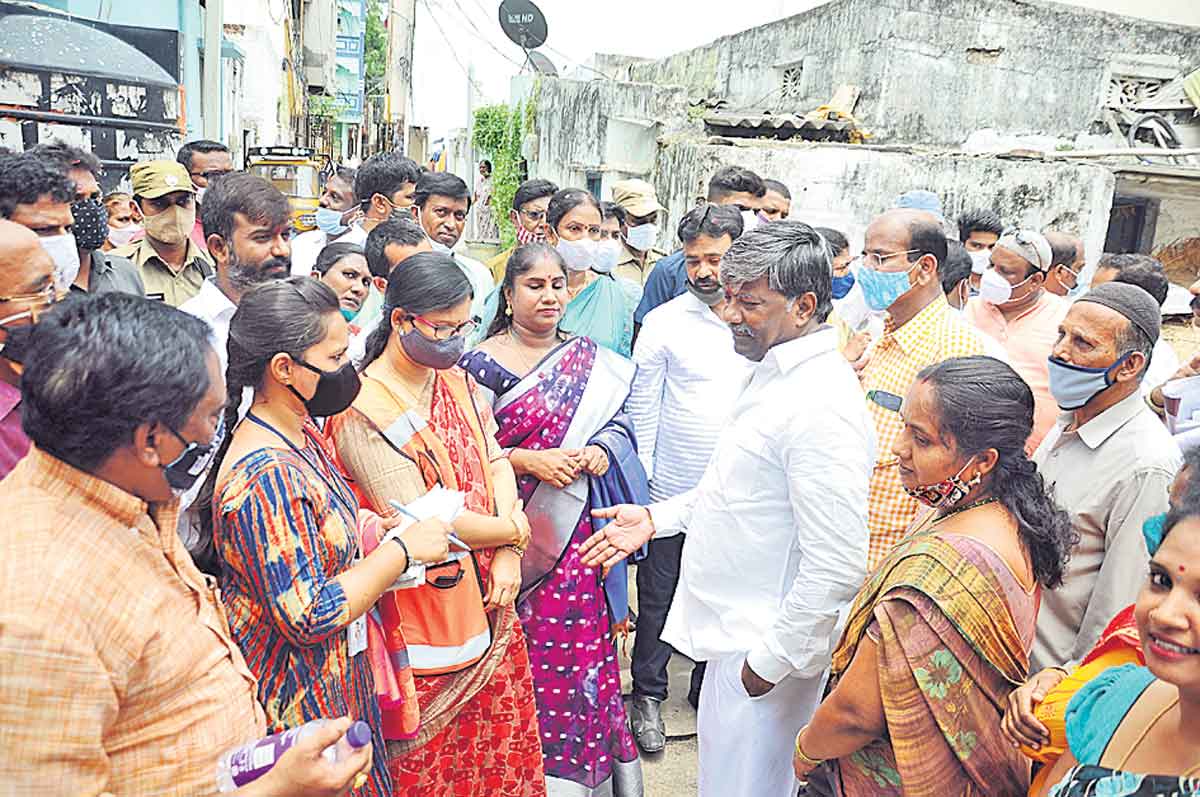 సమస్యలు తెలుసుకుంటూ.. పరిష్కరిస్తూ