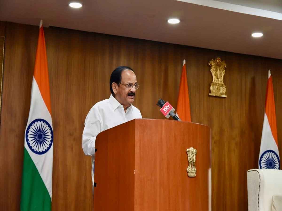 ప్రతి రంగంలో సుస్థిరత సాధించే దిశగా వర్సిటీలు : వెంకయ్యనాయుడు