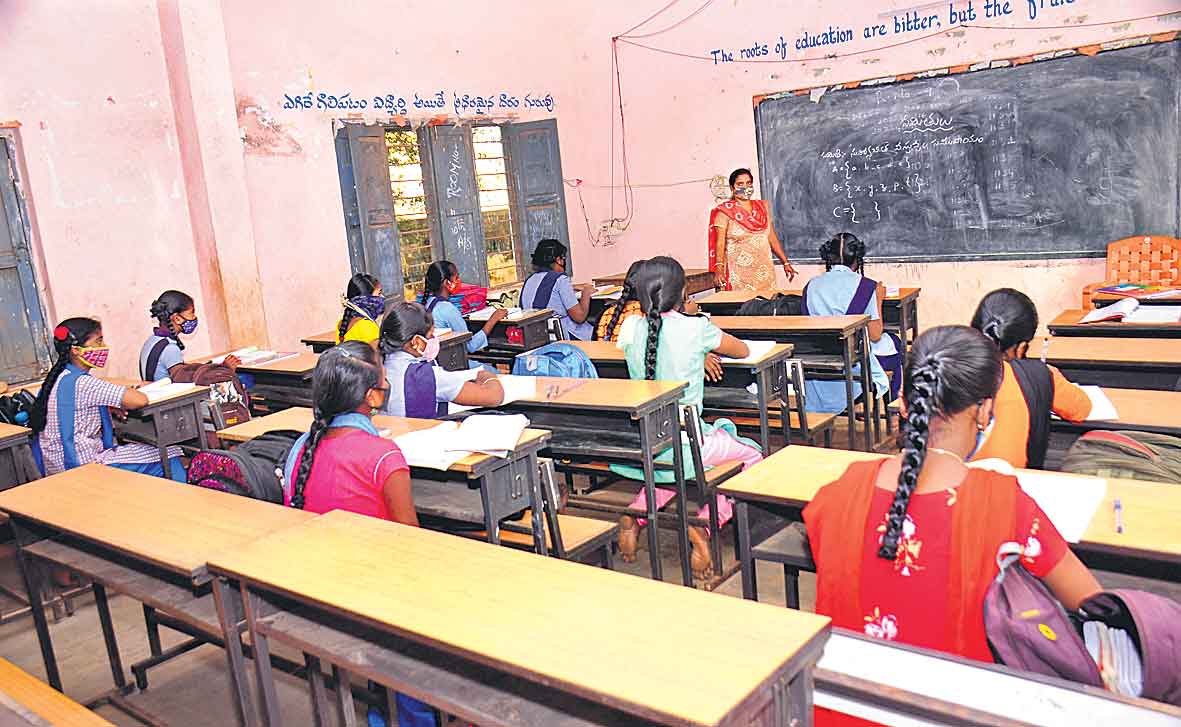 చదువుల అమ్మలు… బోధనా వృత్తిలో తెలంగాణ మహిళల హవా