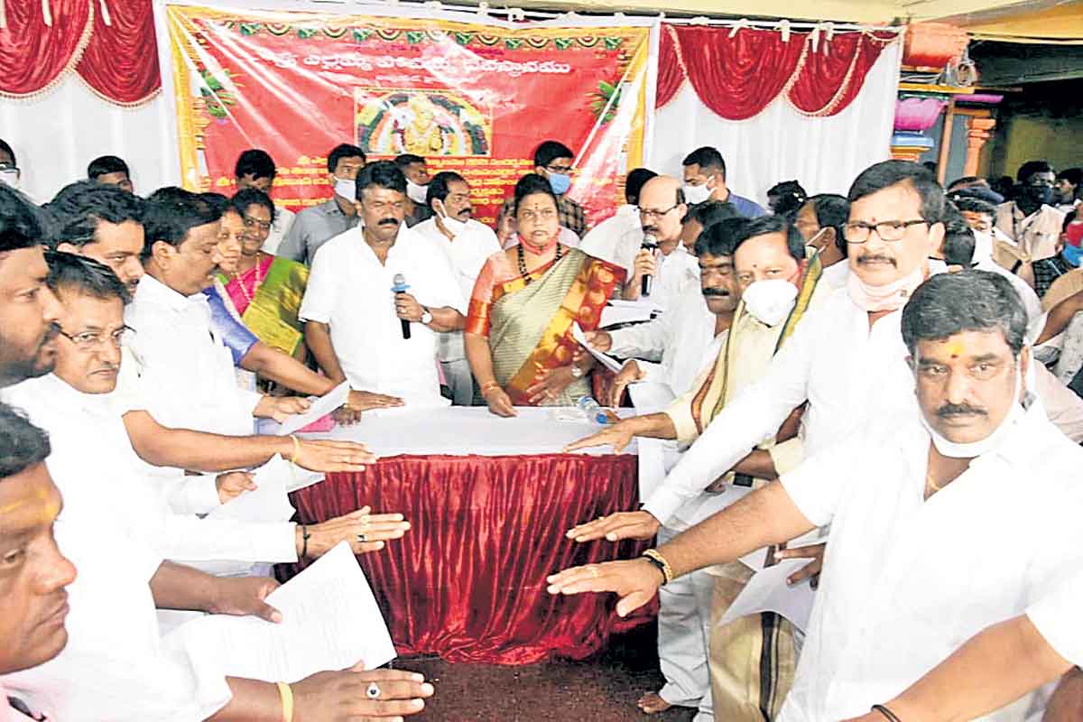 ఆలయ ప్రతిష్టను పెంచేలా నడుచుకోవాలి