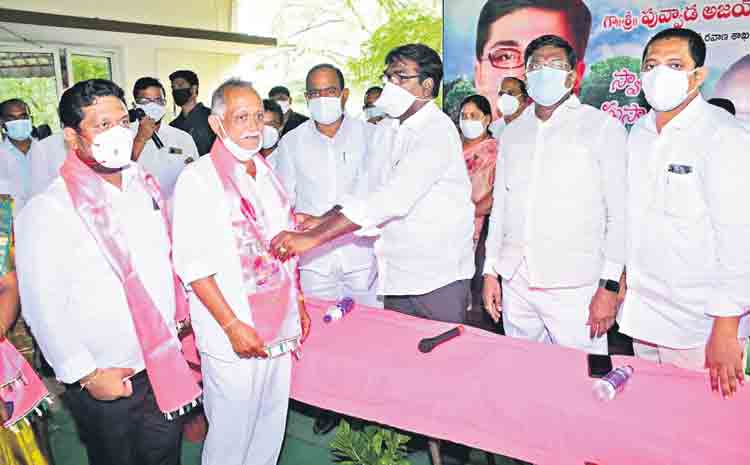 టీఆర్‌ఎస్‌లో భారీగా చేరికలు