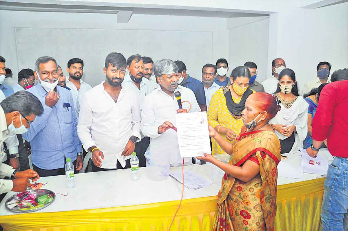 అర్హులందరికీ డబుల్‌ ఇండ్లు