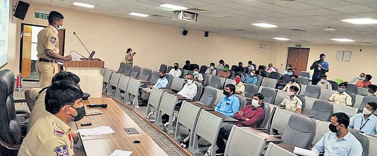 సైబర్‌ నేరాలపై అప్రమత్తంగా ఉండాలి..