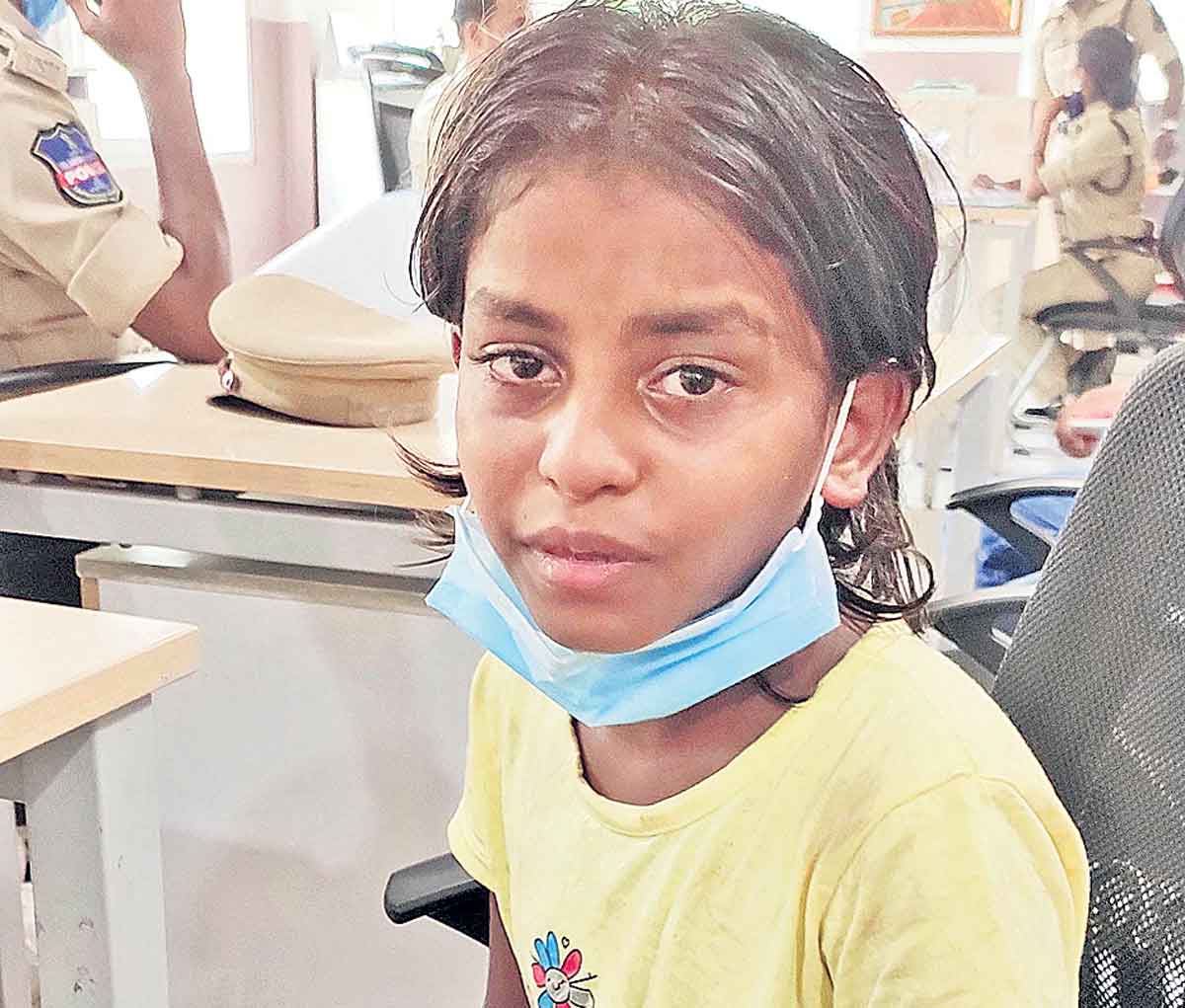 తప్పిపోయిన చిన్నారిని చేరదీసిన పోలీసులు