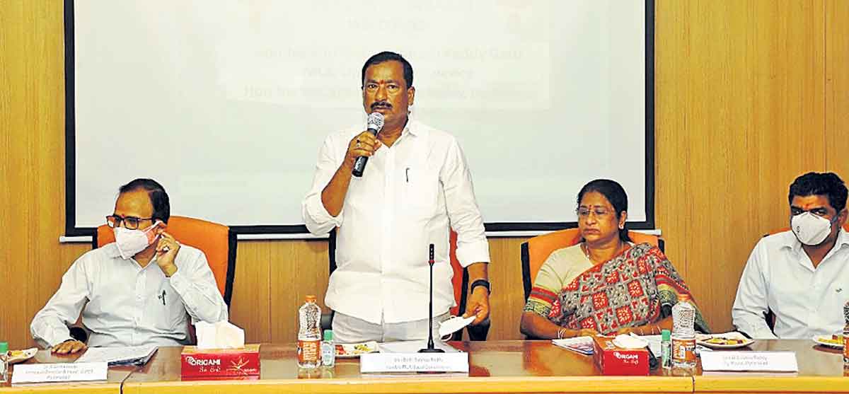 ఉపాధి కోర్సుల పట్ల.. విద్యార్థులు ఆసక్తి చూపాలి