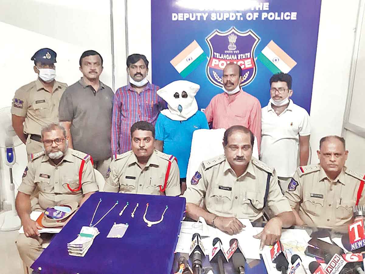 మాటలు కలిపి.. మాయ చేస్తాడు.!