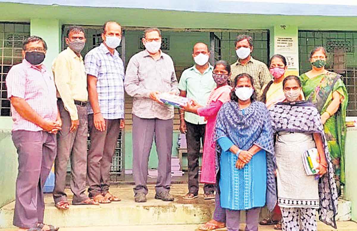 ఆన్‌లైన్‌ పాఠాలు శ్రద్ధగా వినండి..