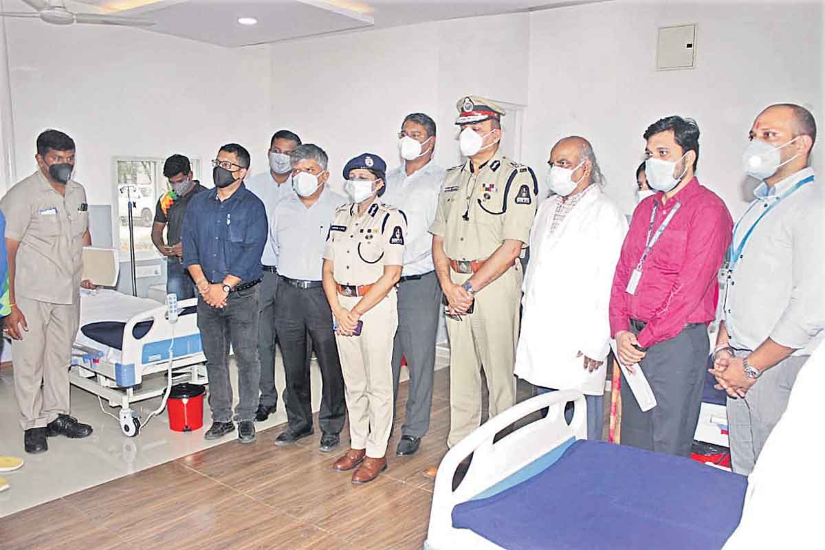 కరోనా కాలం.. పోలీసులకు కొత్త అనుభవం నేర్పింది