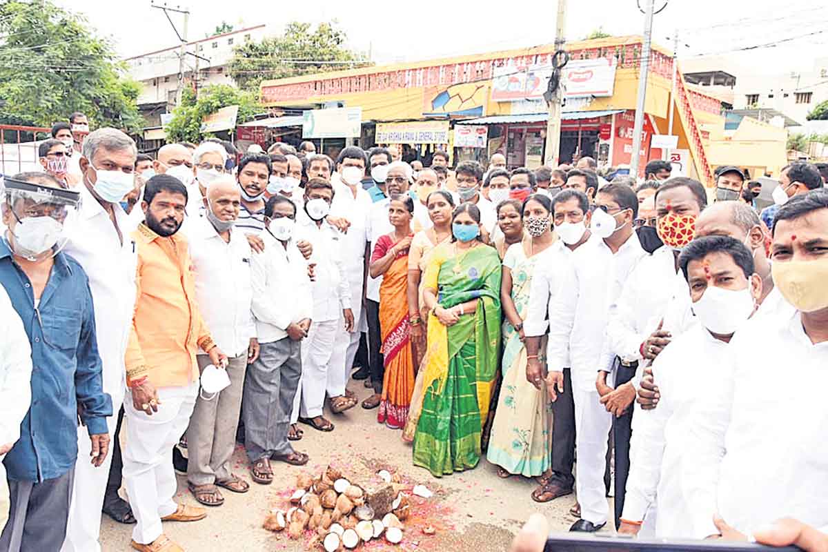 పార్టీలకతీతంగా అభివృద్ధి చేసుకుందాం