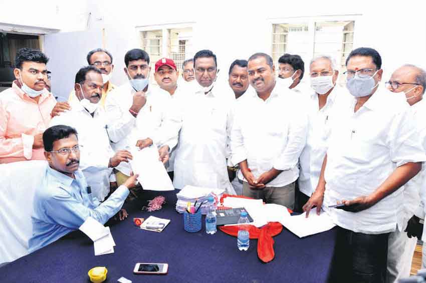 డీసీసీబీ మూడు డైరెక్టర్‌ స్థానాలు ఏకగ్రీవం