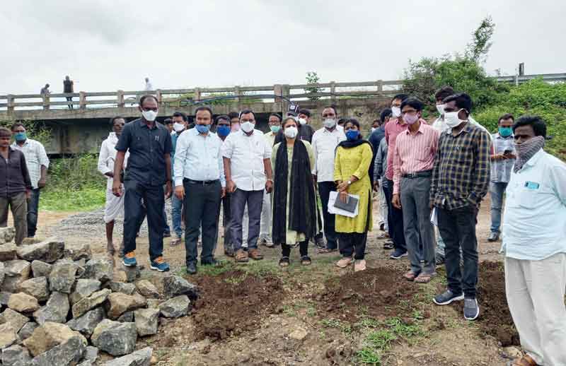 శ్మశానవాటికలను పూర్తిచేయాలి