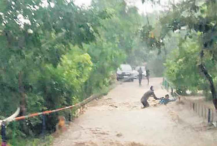 వరదలో చిక్కుకొని యువకుడి గల్లంతు