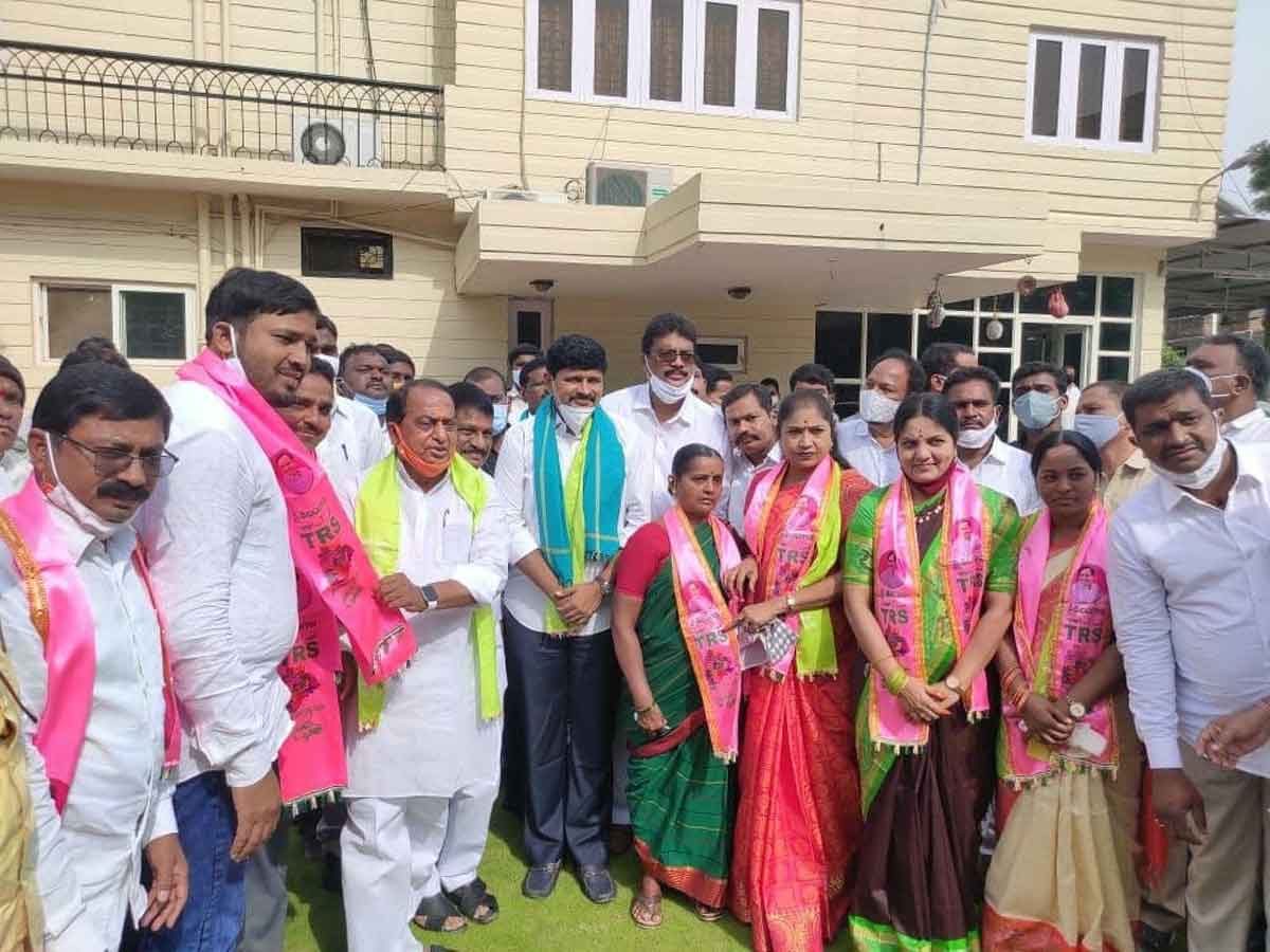 టీఆర్‌ఎస్‌లోకి కాంగ్రెస్‌ నేతలు
