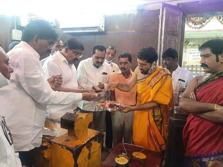 సరస్వతీ అమ్మవారి సన్నిధిలో ఎమ్మెల్సీ