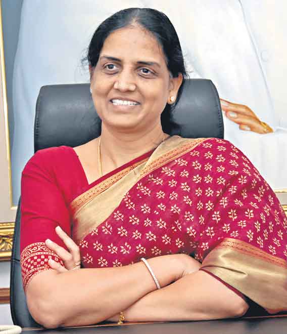 లక్ష మంది విద్యార్థులకు డిక్షనరీలు